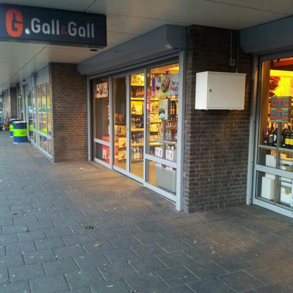 Photo taken at Gall & Gall by Giovanni H. on 3/26/2013-荷兰北布拉班特省埃因霍温弗朗兹莱哈尔广场18a Photo taken at Gall & Gall by Giovanni H. on 3/26/2013