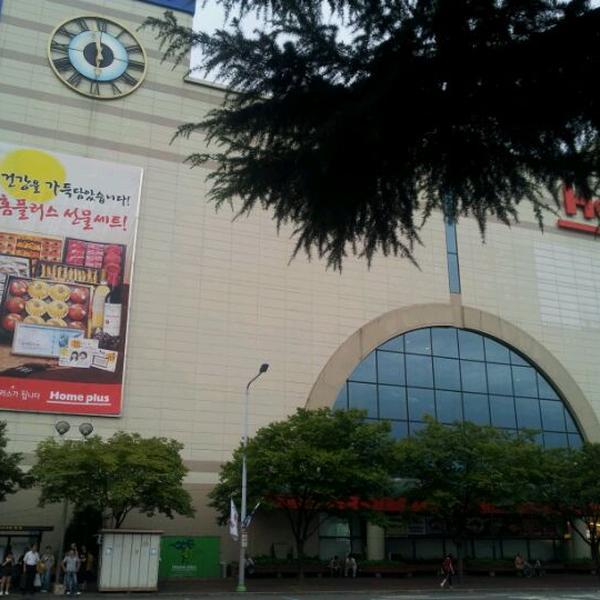 Photo taken at 홈플러스 (Home plus) by Young Ho C. on 9/9/2011