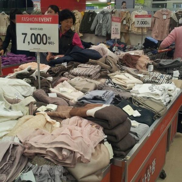 Photo taken at 홈플러스 (Home plus) by 승훈 이. on 10/3/2012