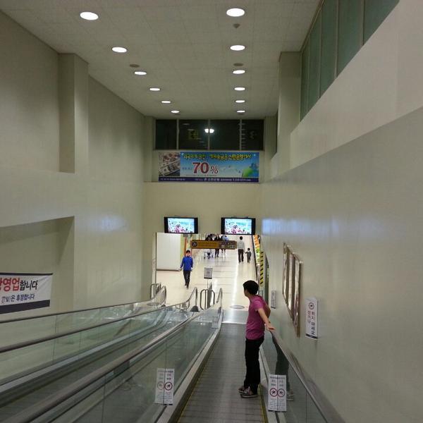 Photo taken at 이마트 (e-mart) by 장섭 이. on 10/21/2013-釜山广域市中央大街1841易买得超市 Photo taken at 이마트 (e-mart) by 장섭 이. on 10/21/2013