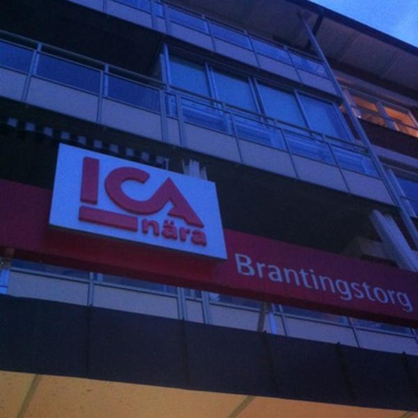 Photo taken at ICA Nära Brantingstorg by Christer on 9/6/2012-瑞典乌普萨拉布兰亭广场9 C Photo taken at ICA Nära Brantingstorg by Christer on 9/6/2012