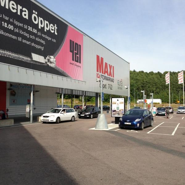 Photo taken at ICA Maxi by Niklas N. on 7/26/2013