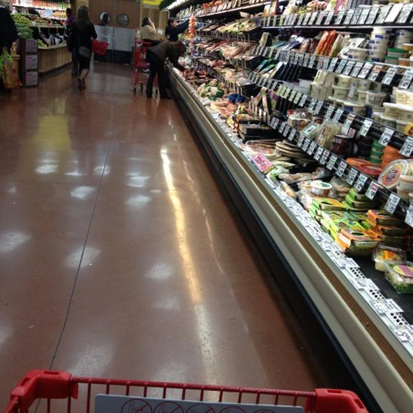 Photo taken at Trader Joe's by Kati P. on 12/9/2012-美国伊利诺斯州橡树园哈林大道北483 Photo taken at Trader Joe's by Kati P. on 12/9/2012