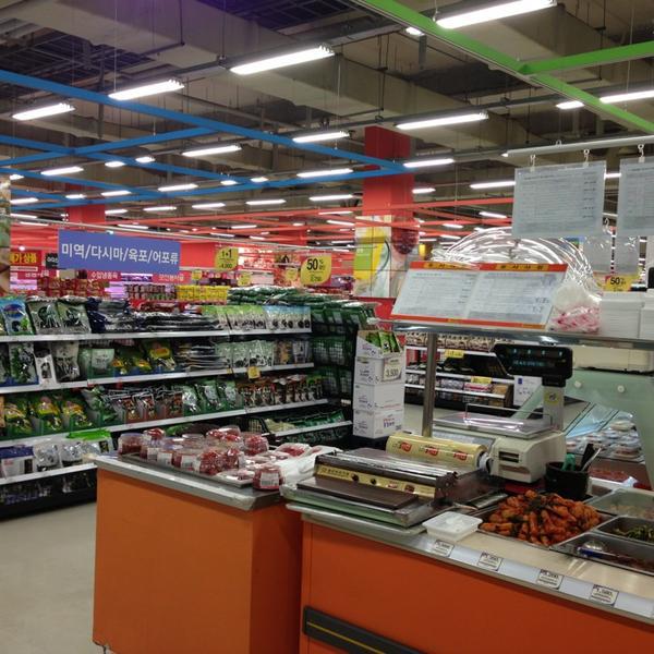 Photo taken at 홈플러스 / Home plus by Justin L. on 3/1/2013-韩国蔚山南区148 Photo taken at 홈플러스 / Home plus by Justin L. on 3/1/2013