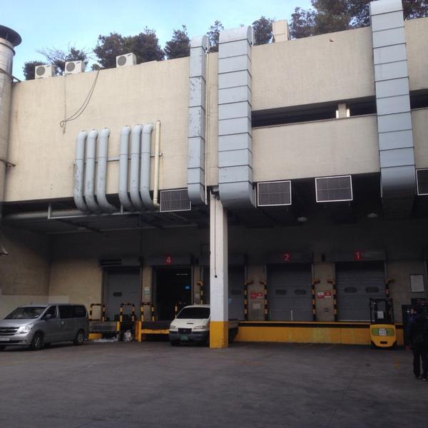 Photo taken at 홈플러스 (Home plus) by Yoonseok H. on 1/3/2014-釜山广域市莲堤体育中心 Photo taken at 홈플러스 (Home plus) by Yoonseok H. on 1/3/2014