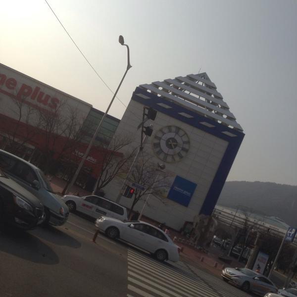 Photo taken at 홈플러스 (Home plus) by Yoonseok H. on 1/17/2014-釜山广域市莲堤体育中心 Photo taken at 홈플러스 (Home plus) by Yoonseok H. on 1/17/2014