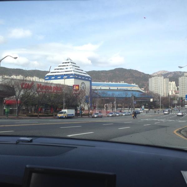 Photo taken at 홈플러스 (Home plus) by Yoonseok H. on 2/11/2014-釜山广域市莲堤体育中心 Photo taken at 홈플러스 (Home plus) by Yoonseok H. on 2/11/2014