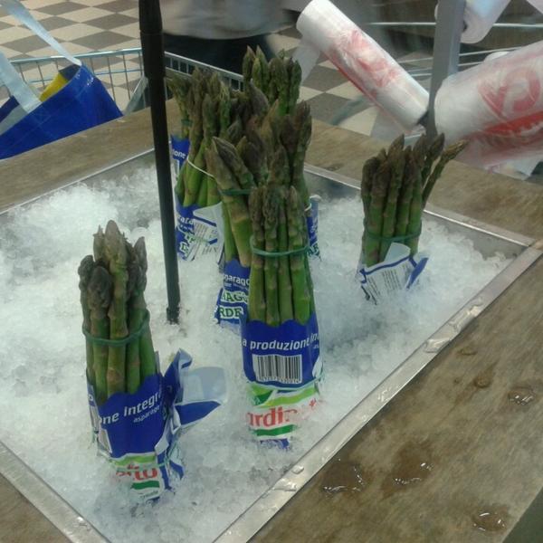 Photo taken at Ica Kvantum by Anders S. on 5/8/2013-瑞典东约特兰省北雪平Mirum广场 Photo taken at Ica Kvantum by Anders S. on 5/8/2013