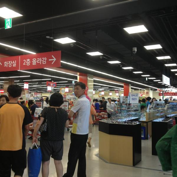 Photo taken at 롯데마트 (Lotte Mart) by Wonho E. on 9/1/2013