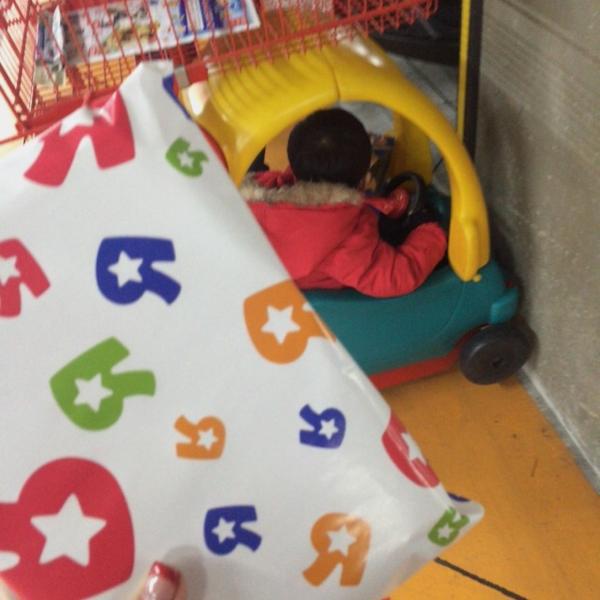 Photo taken at 롯데마트 (Lotte Mart) by INHYE K. on 12/24/2014