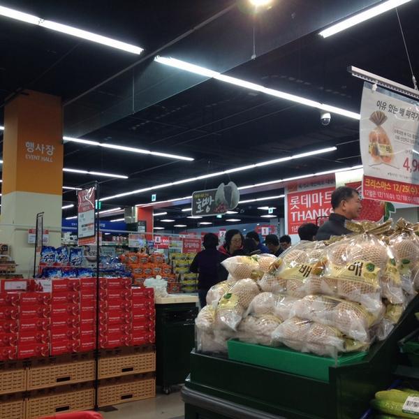 Photo taken at 롯데마트 (Lotte Mart) by Wonho E. on 12/15/2013