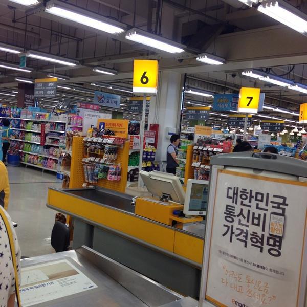 Photo taken at 이마트 (emart) by Kim H. on 7/6/2014-全罗北道全州市完山区中央洞96-1易买得超市 Photo taken at 이마트 (emart) by Kim H. on 7/6/2014