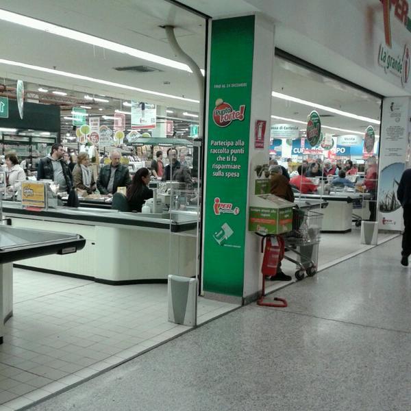 Photo taken at Iper Tortona by Michele T. on 4/21/2013-意大利皮埃蒙特托尔托纳维古佐洛街2号 Photo taken at Iper Tortona by Michele T. on 4/21/2013