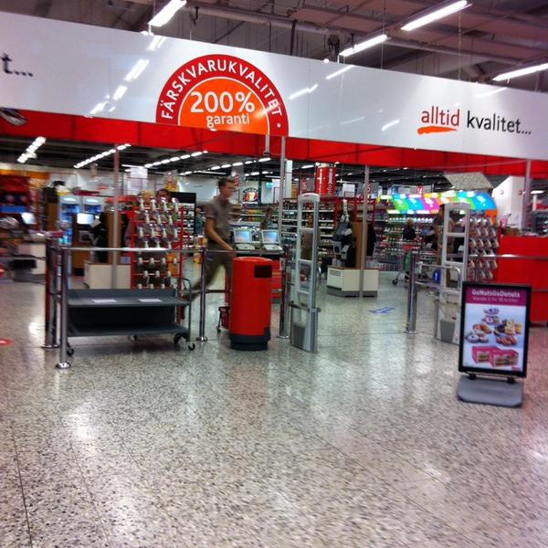 Photo taken at ICA Maxi by M H. on 9/21/2014-瑞典西约塔兰省哥德堡格拉弗斯卡路16号 Photo taken at ICA Maxi by M H. on 9/21/2014