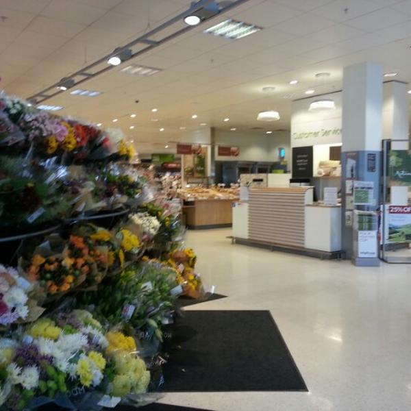 Photo taken at Waitrose by Reinhold B. on 9/29/2012-英国利兹米恩伍德卡尔顿大道 Photo taken at Waitrose by Reinhold B. on 9/29/2012