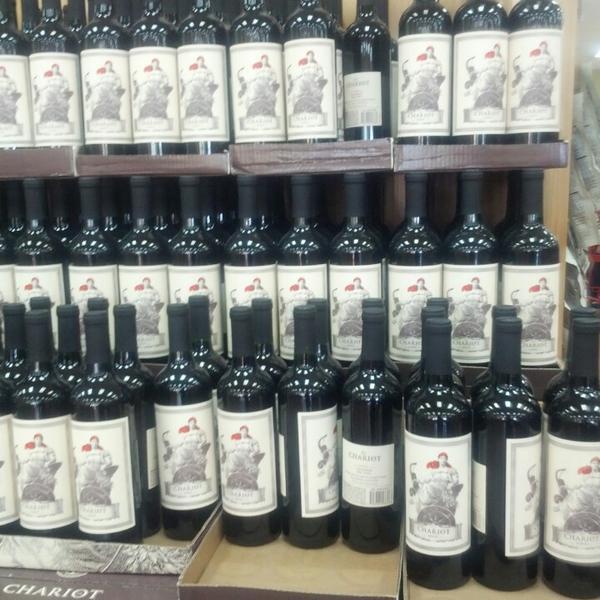 Photo taken at Trader Joe's by Dre M. on 4/12/2013-加利福尼亚州94087 森尼韦尔 西埃尔卡米诺雷亚尔(在马蒂尔达大道)316号 Photo taken at Trader Joe's by Dre M. on 4/12/2013