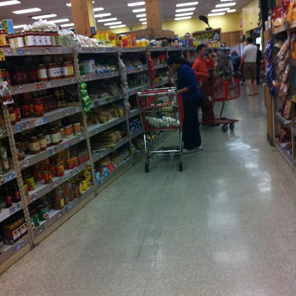 Photo taken at Trader Joe's by Yacchy on 6/10/2012-加利福尼亚州94087 森尼韦尔 西埃尔卡米诺雷亚尔(在马蒂尔达大道)316号 Photo taken at Trader Joe's by Yacchy on 6/10/2012