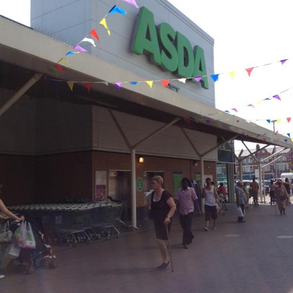 Photo taken at ASDA by -英国伦敦埃德蒙顿西芒1号 Photo taken at ASDA by