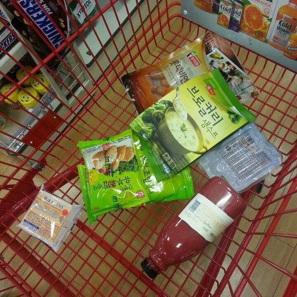 Photo taken at 롯데마트 (Lotte Mart) by kitty h. on 4/4/2013