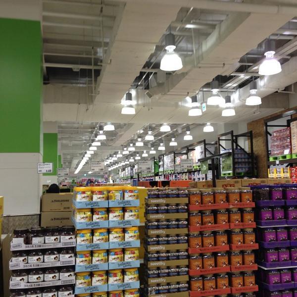 Photo taken at 이마트 트레이더스 (e-mart Traders) by zZenie on 4/1/2013-釜山广域市釜山镇区81易买得超市 Photo taken at 이마트 트레이더스 (e-mart Traders) by zZenie on 4/1/2013