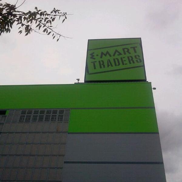 Photo taken at 이마트 트레이더스 (e-mart Traders) by ricky K. on 11/10/2011-釜山广域市釜山镇区81易买得超市 Photo taken at 이마트 트레이더스 (e-mart Traders) by ricky K. on 11/10/2011