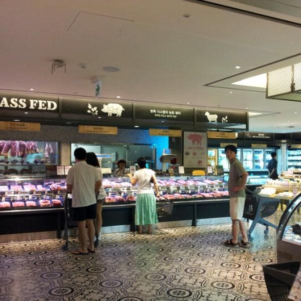 Photo taken at SSG Food Market by Hoony C. on 7/29/2012-釜山海云台区海云台海边路1408 SSG食品超市 Photo taken at SSG Food Market by Hoony C. on 7/29/2012