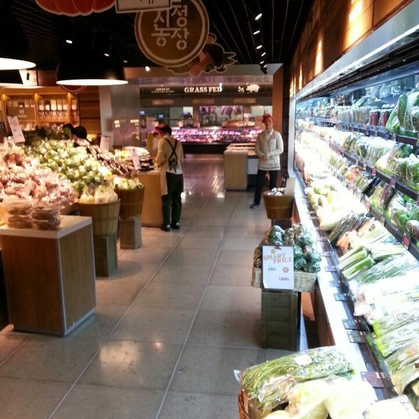 Photo taken at SSG Food Market by Kwangyoung P. on 2/16/2013-釜山海云台区海云台海边路1408 SSG食品超市 Photo taken at SSG Food Market by Kwangyoung P. on 2/16/2013