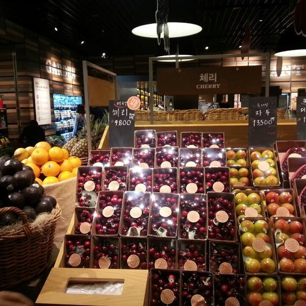 Photo taken at SSG FOOD MARKET by Junghoon L. on 6/1/2013-首尔特别市江南区清潭洞442号 SSG食品超市 Photo taken at SSG FOOD MARKET by Junghoon L. on 6/1/2013