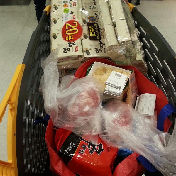 Photo taken at 이마트 (e-mart) by Seungchul L. on 2/28/2015