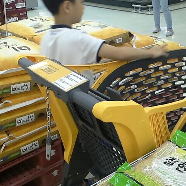 Photo taken at 이마트 (e-mart) by 승훈 이. on 8/4/2014