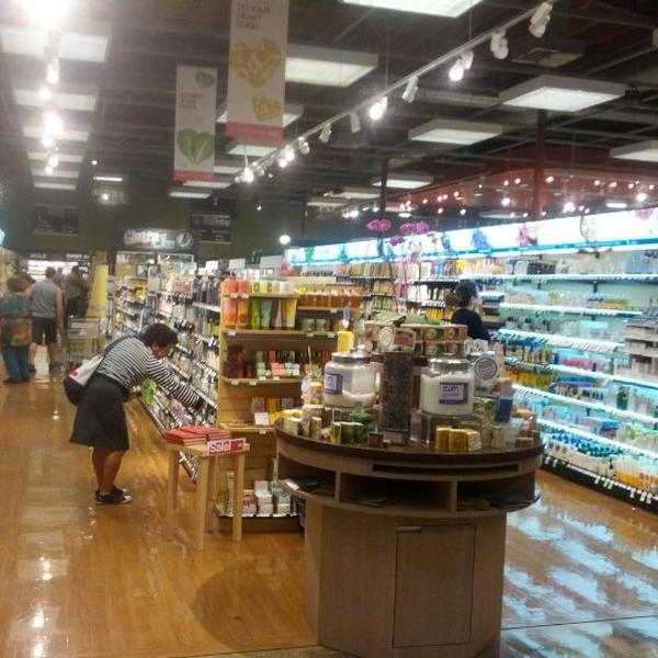 Photo taken at Whole Foods Market by Photo L. on 2/24/2012-加尼福尼亚西好莱坞圣莫尼卡大道7871(在北费尔法克斯大道) Photo taken at Whole Foods Market by Photo L. on 2/24/2012