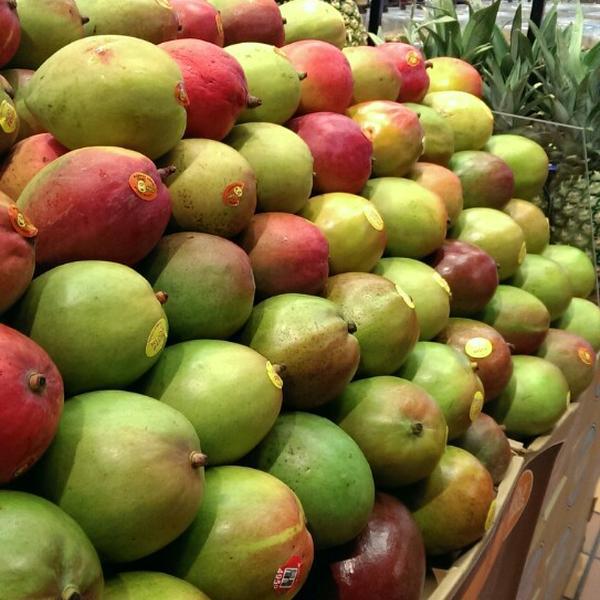 Photo taken at Whole Foods Market by FreshFoodLA: W. on 6/19/2013-加尼福尼亚西好莱坞圣莫尼卡大道7871(在北费尔法克斯大道) Photo taken at Whole Foods Market by FreshFoodLA: W. on 6/19/2013