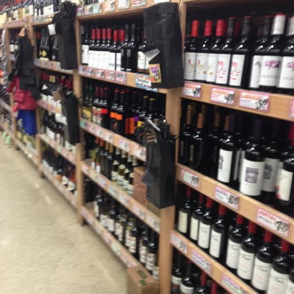 Photo taken at Trader Joe's by Michael W. on 12/17/2012-加尼福尼亚山景城阵雨街道590(在莱瑟姆街) Photo taken at Trader Joe's by Michael W. on 12/17/2012