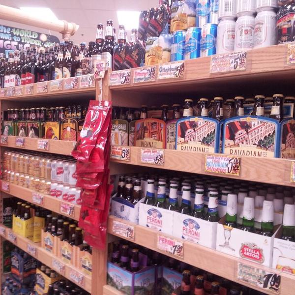 Photo taken at Trader Joe's by Dmytro on 5/25/2013-加尼福尼亚山景城阵雨街道590(在莱瑟姆街) Photo taken at Trader Joe's by Dmytro on 5/25/2013