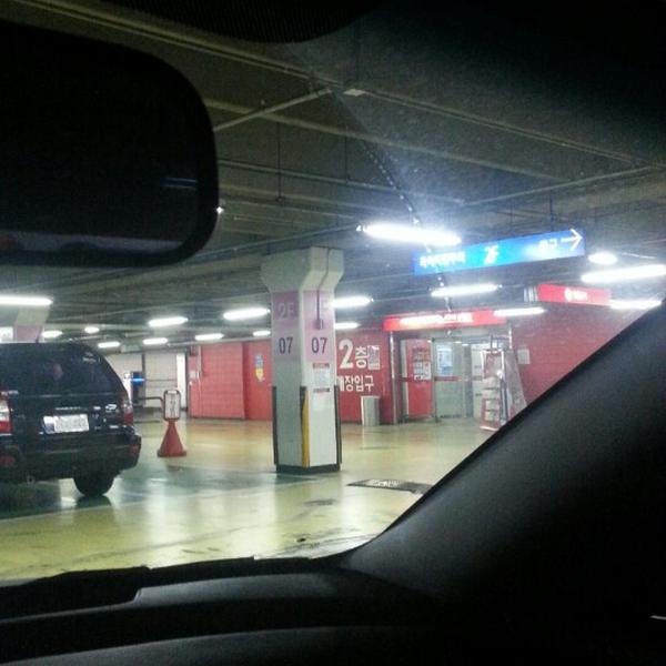 Photo taken at 홈플러스 (Home plus) by Fix M. on 5/8/2013