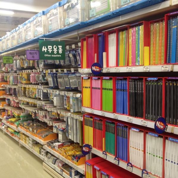 Photo taken at 홈플러스 (Home plus) by TaeSeo K. on 12/16/2012