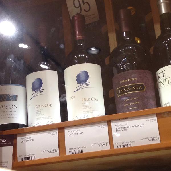 Photo taken at LCBO by Elena V. on 1/20/2015-加拿大惠特比汤顿路170布罗克街北 Photo taken at LCBO by Elena V. on 1/20/2015