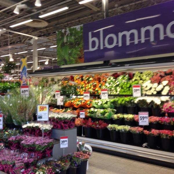 Photo taken at ICA Maxi by Hamid J. on 7/31/2014