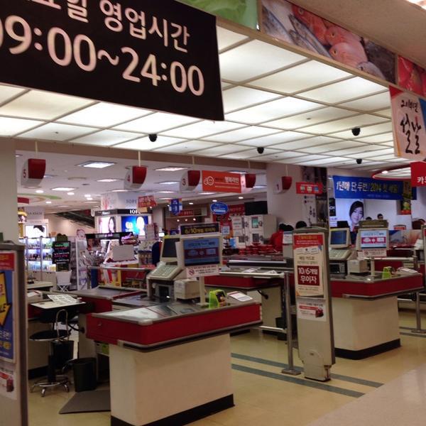 Photo taken at 롯데마트 (LOTTE Mart) by 상근 류. on 1/20/2014