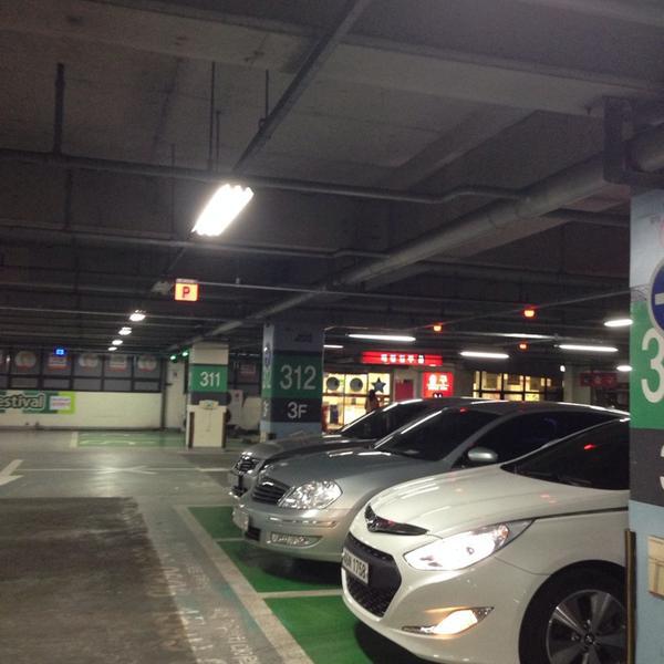 Photo taken at 롯데마트 (LOTTE Mart) by 상근 류. on 2/13/2014