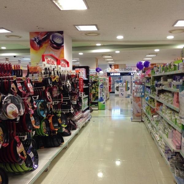 Photo taken at 롯데마트 (LOTTE Mart) by 상근 류. on 10/24/2013