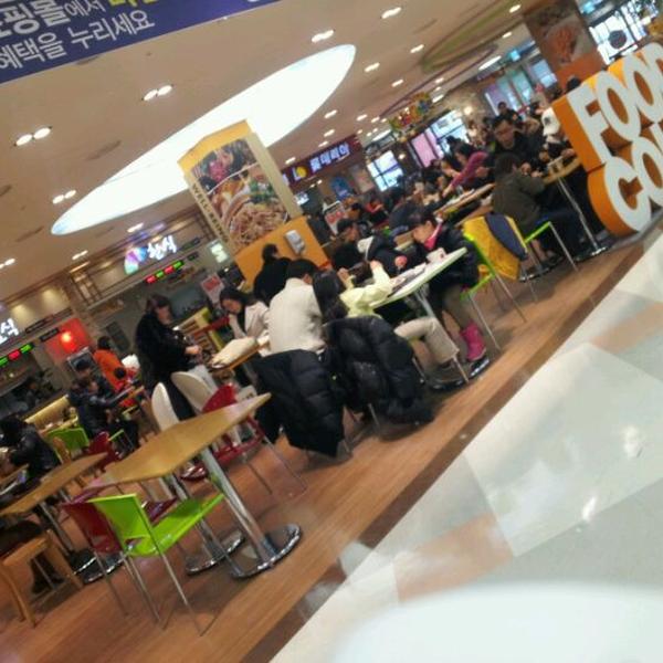 Photo taken at 홈플러스 (Home Plus) by Grace K. on 1/10/2012-京畿道水原市灵通区1576 Photo taken at 홈플러스 (Home Plus) by Grace K. on 1/10/2012