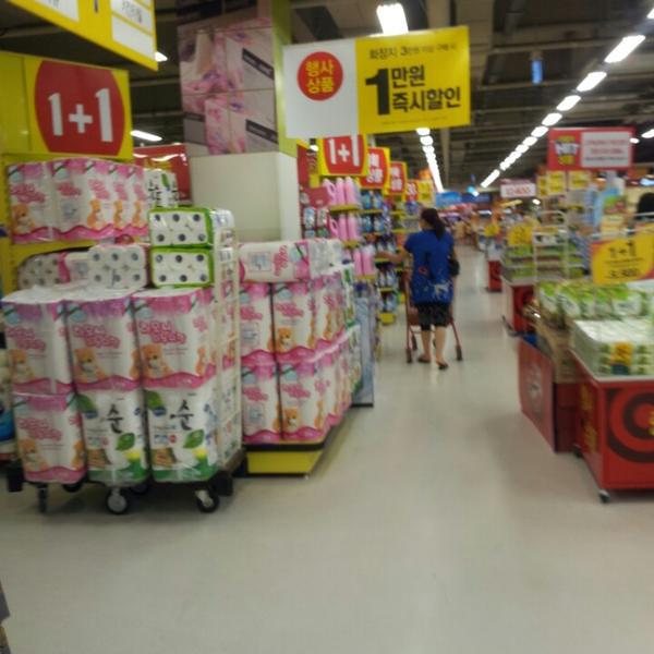 Photo taken at 홈플러스 (Home Plus) by Youngki k. on 7/25/2013-京畿道水原市灵通区1576 Photo taken at 홈플러스 (Home Plus) by Youngki k. on 7/25/2013