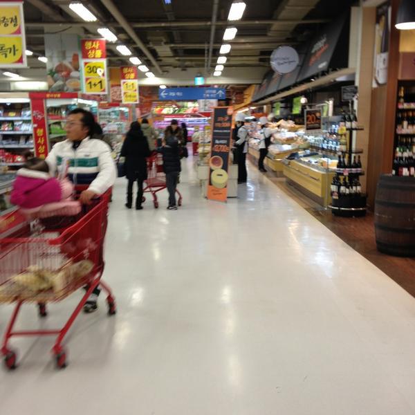 Photo taken at 홈플러스 (Home Plus) by Tatiana on 1/14/2013-京畿道水原市灵通区1576 Photo taken at 홈플러스 (Home Plus) by Tatiana on 1/14/2013