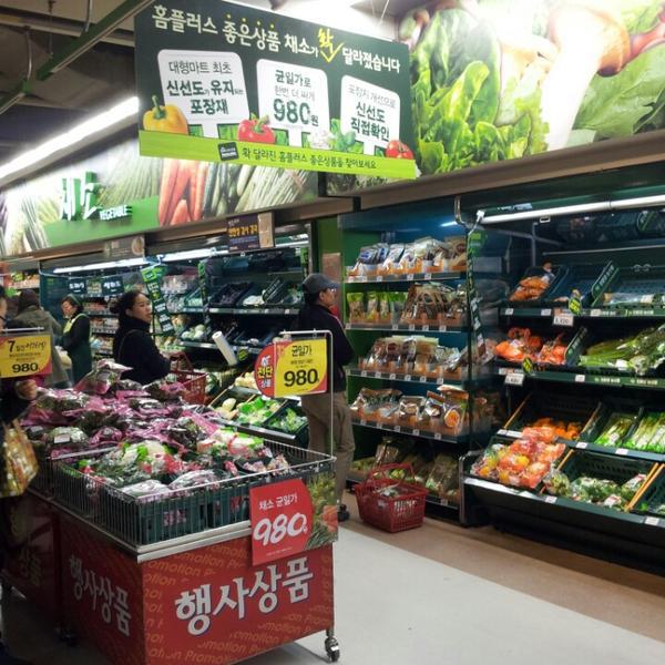 Photo taken at 홈플러스 (Home Plus) by Youngki k. on 3/30/2013-京畿道水原市灵通区1576 Photo taken at 홈플러스 (Home Plus) by Youngki k. on 3/30/2013