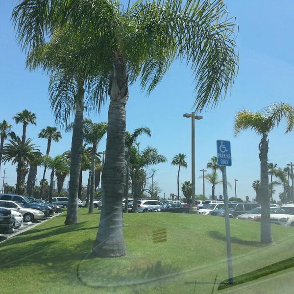 Photo taken at Trader Joe's by Todd S. on 5/10/2013-美国加利福尼亚州长滩太平洋海岸高速公路东6451 Photo taken at Trader Joe's by Todd S. on 5/10/2013