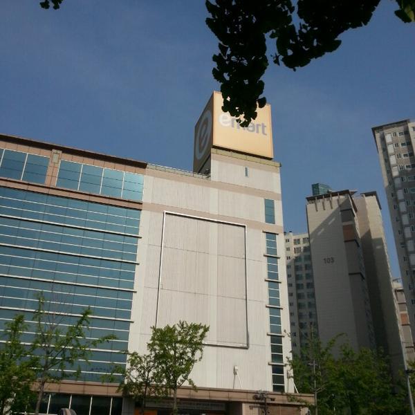 Photo taken at 이마트 / E-mart by muzerrr a. on 5/2/2014