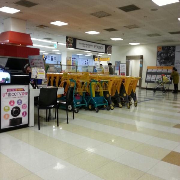 Photo taken at 이마트 / E-mart by muzerrr a. on 4/4/2014