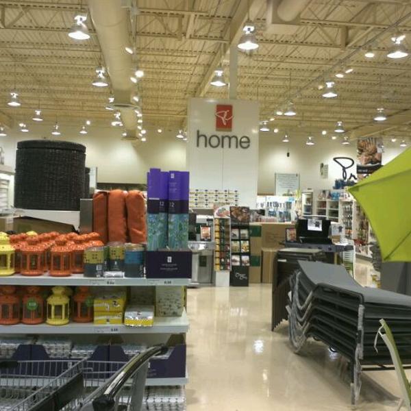 Photo taken at Loblaws by Ratomir N. on 4/20/2012