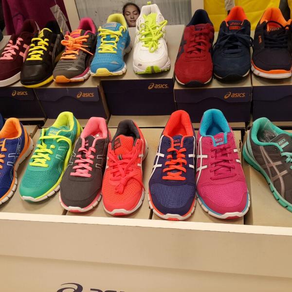 Photo taken at 이마트 (E-Mart) by Celina K. on 11/24/2013-济州西归浦市9209易买得超市 Photo taken at 이마트 (E-Mart) by Celina K. on 11/24/2013